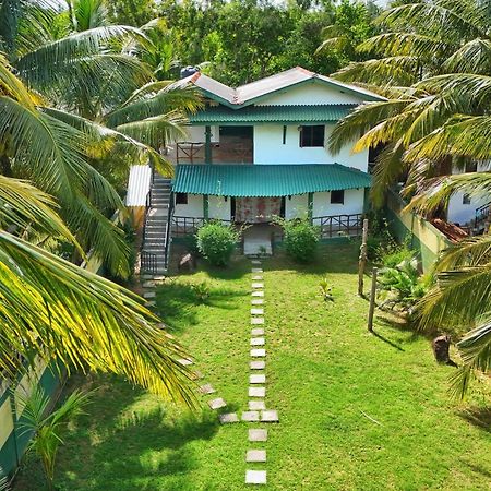 Blue Skies Guest House And Restaurant 탕갈레 외부 사진