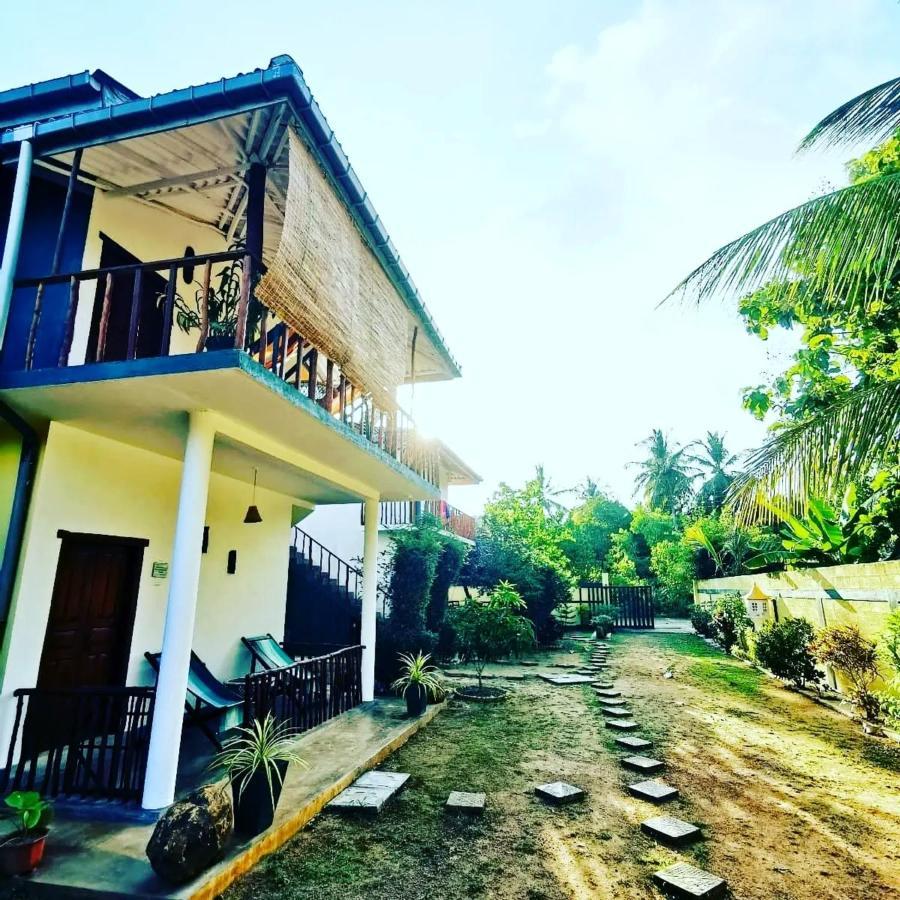 Blue Skies Guest House And Restaurant 탕갈레 외부 사진
