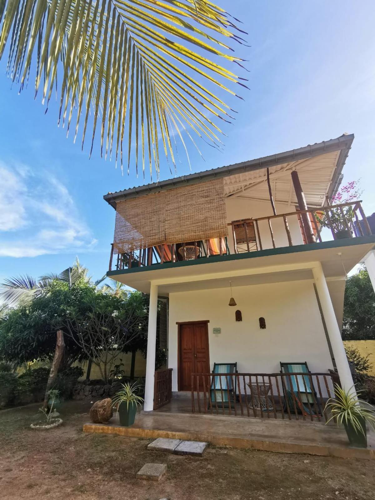Blue Skies Guest House And Restaurant 탕갈레 외부 사진