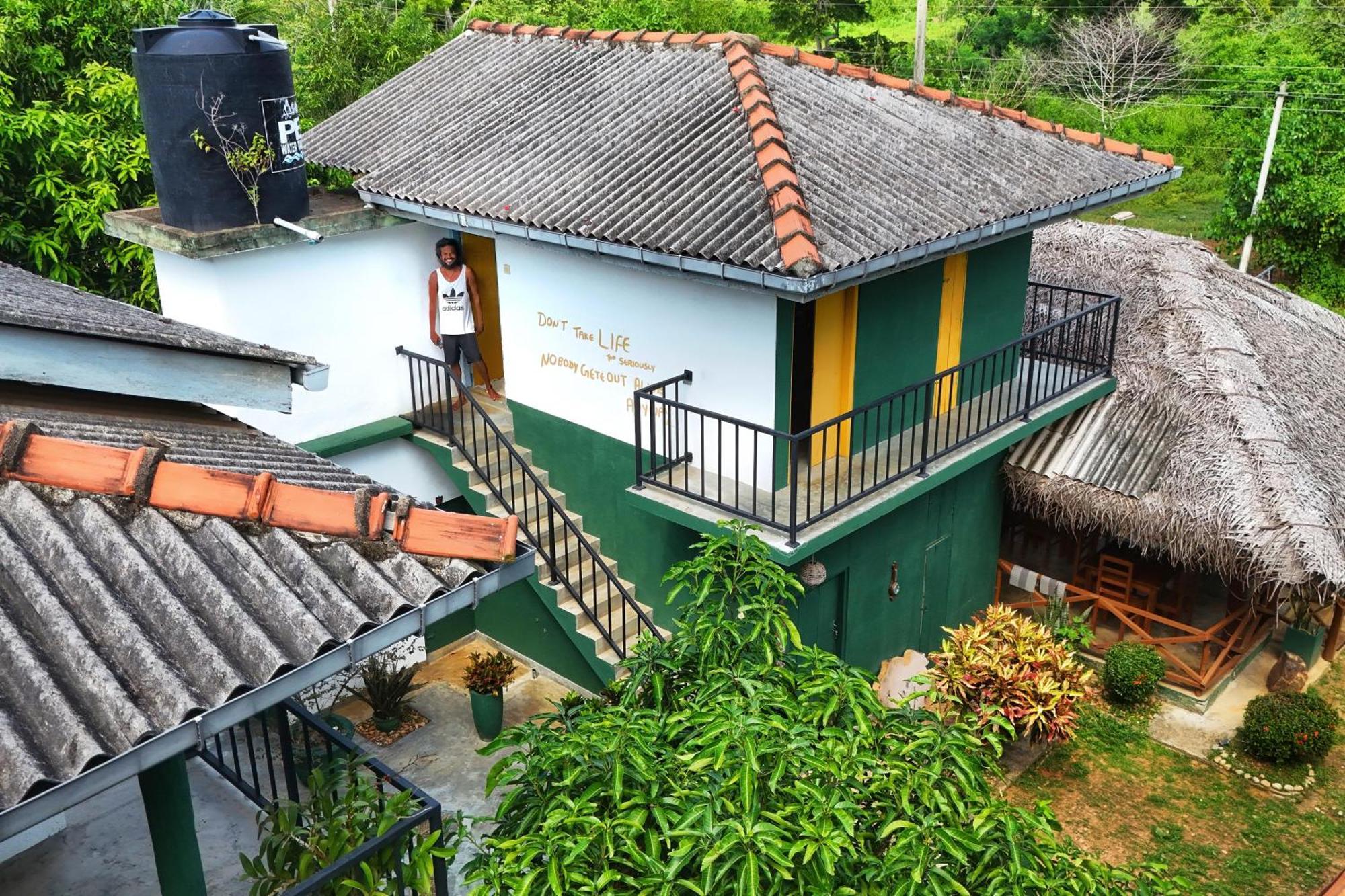 Blue Skies Guest House And Restaurant 탕갈레 외부 사진