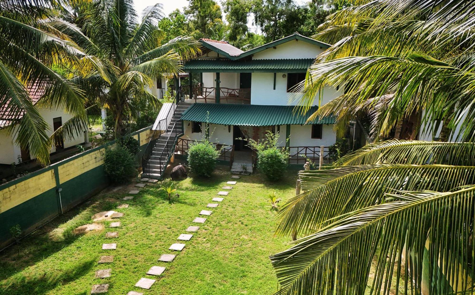 Blue Skies Guest House And Restaurant 탕갈레 외부 사진