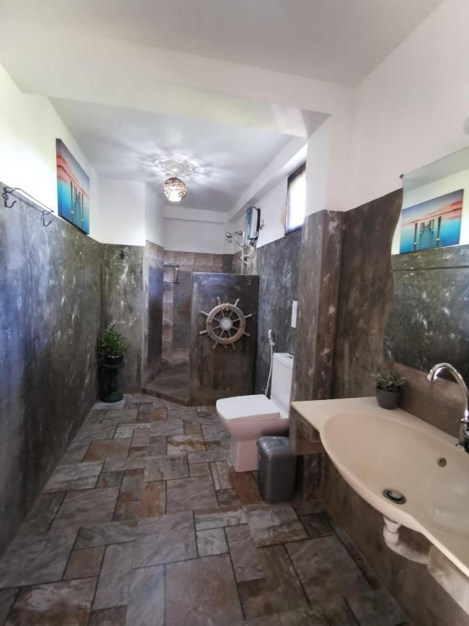 Blue Skies Guest House And Restaurant 탕갈레 외부 사진