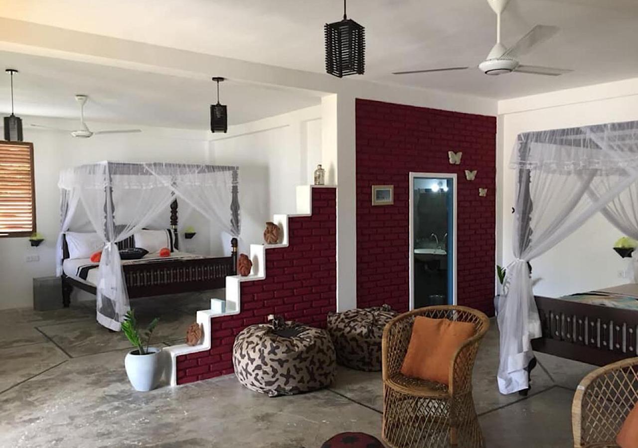 Blue Skies Guest House And Restaurant 탕갈레 외부 사진